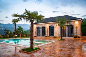 The swimming pool at or close to Kartal Konağı