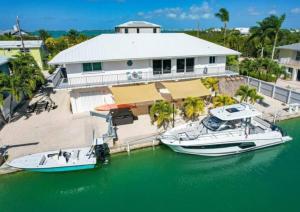two boats are docked at a dock in the water at Salty Slumber Relaxing 2 bedroom 2 bath Get Away in the Lower Keys in Summerland Key