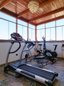 ein Fitnessraum mit zwei Heimtrainern in einem Raum mit Fenstern in der Unterkunft Valentina House in Tacna