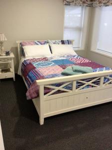 um quarto com uma cama branca e uma janela em Beachside studio em New Plymouth