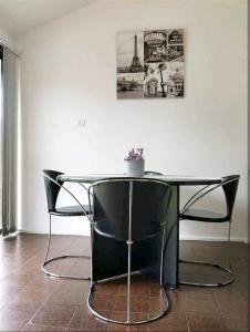 einen schwarzen Tisch und Stühle in einem Zimmer in der Unterkunft ¶Pet Friendly Cosy Quite Room+TV+Sofa in Glenfield
