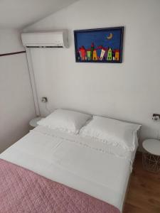 Posteľ alebo postele v izbe v ubytovaní Apartments by the sea Baska Voda, Makarska - 12209