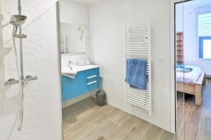 坡隆维茨普尔扎伊Appartement Confort pour 2 personnes Sur la plage Les pieds dans leau的带水槽和淋浴的浴室