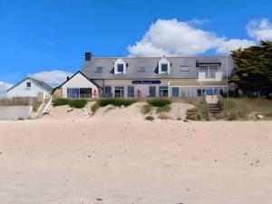 坡隆维茨普尔扎伊Appartement Confort pour 2 personnes Sur la plage Les pieds dans leau的沙滩上的别墅