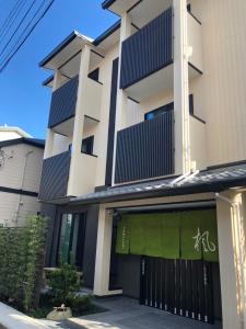 Kyoto KaedeHotel Kamogawa في Shimmachidōri: مبنى عليه لوحات شمسية