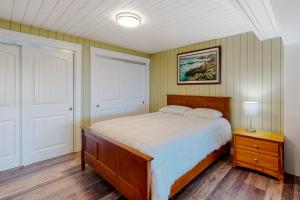 um quarto com uma cama grande e piso em madeira em Mill Pond Suite em East Boothbay