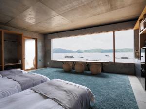 Denpaku The Beachfront MIJORA客房内的一张或多张床位
