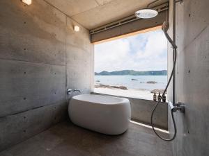 Denpaku The Beachfront MIJORA的一间浴室