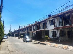 um carro estacionado numa rua ao lado de edifícios em Quintas de las Acacias Villavicencio em Villavicencio