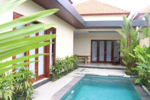 Villa con piscina frente a una casa en Regama Ubud villa en Ubud