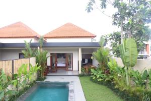 Villa con piscina frente a una casa en Regama Ubud villa en Ubud