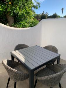 Une table et des chaises en bois sont disponibles sur la terrasse. dans l'établissement Villa Valentina, à Carvoeiro