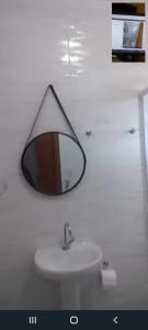 アハイアウ・ド・カボにあるHotel fazenda Pousada Fazendinha beach club arraial do caboのバスルームの洗面台の上に鏡が掛けられている