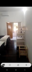 - une petite chambre avec 2 lits et une fenêtre dans l'établissement Hotel fazenda Pousada Fazendinha beach club arraial do cabo, à Arraial do Cabo