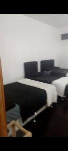 - un groupe de lits dans une chambre dans l'établissement Hotel fazenda Pousada Fazendinha beach club arraial do cabo, à Arraial do Cabo