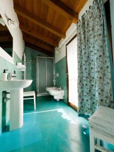 La salle de bains est pourvue d'un lavabo, d'une baignoire et de toilettes. dans l'établissement B&B Il Melograno, à Monzambano