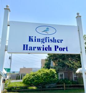 ein Schild für einen Hafen auf einer Straße in der Unterkunft Kingfisher Harwich Port in Harwich Port