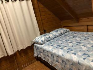 A bed or beds in a room at Pousada Chalé Flor de Hibisco 1