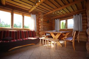 ein Wohnzimmer mit einem Holztisch und einem Sofa in der Unterkunft Recreation Center Brūveri in Sigulda