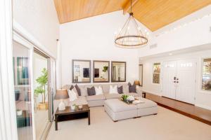 Χώρος καθιστικού στο Timeless Treasure on Baywood