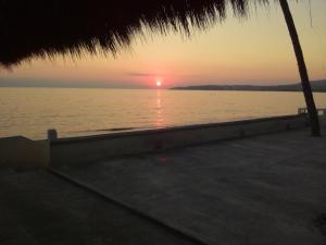 una puesta de sol sobre el agua con la puesta de sol en Bucerias Beach House en Bucerías