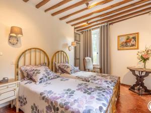 1 dormitorio con cama, mesa y ventana en Gîte Thibivillers, 5 pièces, 7 personnes - FR-1-526-41, en Thibivillers