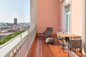 einen Balkon mit einem Tisch und Stühlen sowie Aussicht in der Unterkunft Le Meridien Barcelona in Barcelona