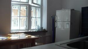 eine Küche mit einem weißen Kühlschrank und einem Fenster in der Unterkunft Apartament Kozia I in Danzig