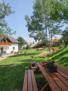 een picknicktafel in een tuin met een speeltuin bij Pensiunea transilvania in Covasna