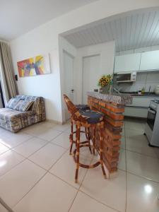 cocina con mesa y sofá en una habitación en Apartamento Porto das Dunas, en Aquiraz