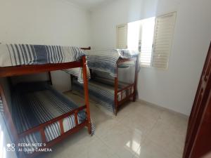 Ce dortoir comprend 2 lits superposés et une fenêtre. dans l'établissement Casa das posses para 8 pessoas, à Serra Negra