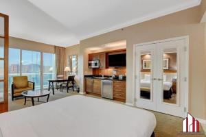 Кухня или мини-кухня в MGM Signature-30-705 F1 Track & Strip View Balcony
