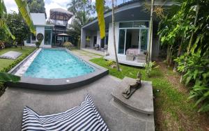una piscina en el patio de una casa en Samui Paradise Villa en Lipa Noi