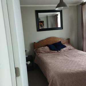 um quarto com uma cama com um espelho na parede em Departamento 1 Dormitorio 1 Baño Valparaíso em Valparaíso