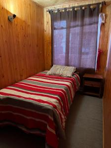 Postel nebo postele na pokoji v ubytování CABAÑA 325 centro de QUELLON