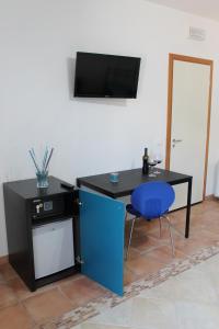 TV a/nebo společenská místnost v ubytování B&B Tramonti d'aMare