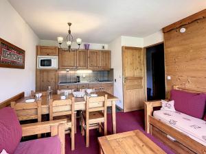 eine Küche und ein Esszimmer mit einem Tisch und Stühlen in der Unterkunft Appartement La Toussuire, 3 pièces, 6 personnes - FR-1-267-272 in La Toussuire