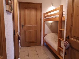 Camera piccola con 2 letti a castello e una porta di Appartement cosy avec terrasse - 6 pers, proche pistes et commerces, parking inclus - FR-1-595-81 a Notre-Dame-de-Bellecombe