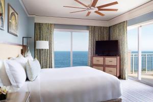 TV a/nebo společenská místnost v ubytování The Ritz-Carlton Key Biscayne, Miami