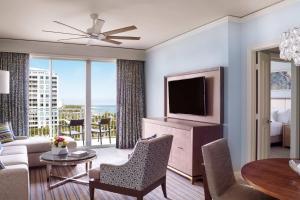 TV a/nebo společenská místnost v ubytování The Ritz-Carlton Key Biscayne, Miami