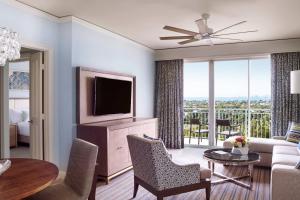 TV a/nebo společenská místnost v ubytování The Ritz-Carlton Key Biscayne, Miami