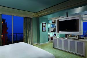 TV a/nebo společenská místnost v ubytování The Ritz-Carlton Key Biscayne, Miami