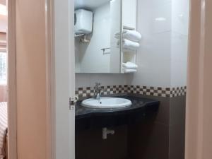y baño con lavabo y espejo. en simple 14 nha chung, en Hanói