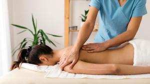 una mujer recibiendo un masaje de un terapeuta en Magsaysay Hillside Resort powered by Cocotel, 