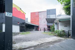 una strada vuota in una città con edifici di RedDoorz @ Tanjung Sari Surabaya a Tandjung-lor