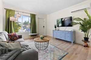 พื้นที่นั่งเล่นของ Enchanting cozy Apartment 10 min away from airport, Calle 8, Brickell, Coral Gables, the beach and more!