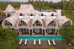 een luchtzicht op een gebouw met een zwembad bij Mambo Beach Resort in Nusa Penida