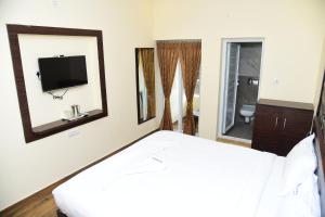 TV a/nebo společenská místnost v ubytování Hotel R Inn Yercaud + 21 fotografií