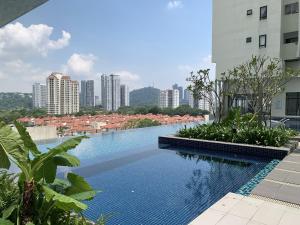 een zwembad in het midden van een stad met gebouwen bij Comfy 6 Guest 2 Rooms VIM3 Desa Parkcity, One Utama, Bandar Menjalara, Kepong, Sri Damansara, Mutiara Damansara, Damansara Perdana, Kota Damansara, Kuala Lumpur in Kuala Lumpur