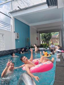 un grupo de personas en una piscina en Chelsea Villa Moc Chau Venuestay en Mộc Châu